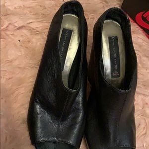 Peep toe black wedge